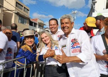 Governador participa da abertura e segue no cortejo do Dois de Julho em Salvador