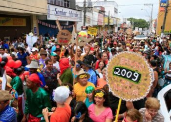 Bando Anunciador: tradição centenária transforma as ruas de Feira de Santana em cortejo marcado por cultura e memória