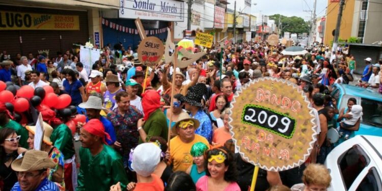 Bando Anunciador: tradição centenária transforma as ruas de Feira de Santana em cortejo marcado por cultura e memória
