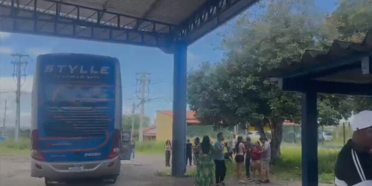 Motorista de ônibus abandona 46 passageiros após PRF identificar documento falso na Bahia