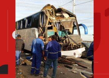 Batida entre ônibus e caminhão deixa 17 trabalhadores de empresa que presta serviço para BYD feridos; duas pessoas estão em estado grave