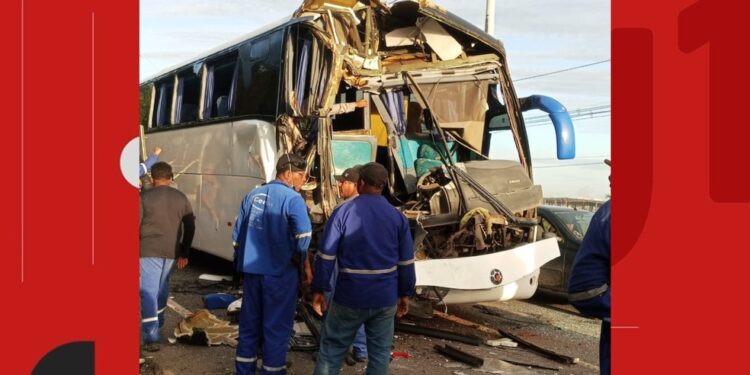 Batida entre ônibus e caminhão deixa 17 trabalhadores de empresa que presta serviço para BYD feridos; duas pessoas estão em estado grave