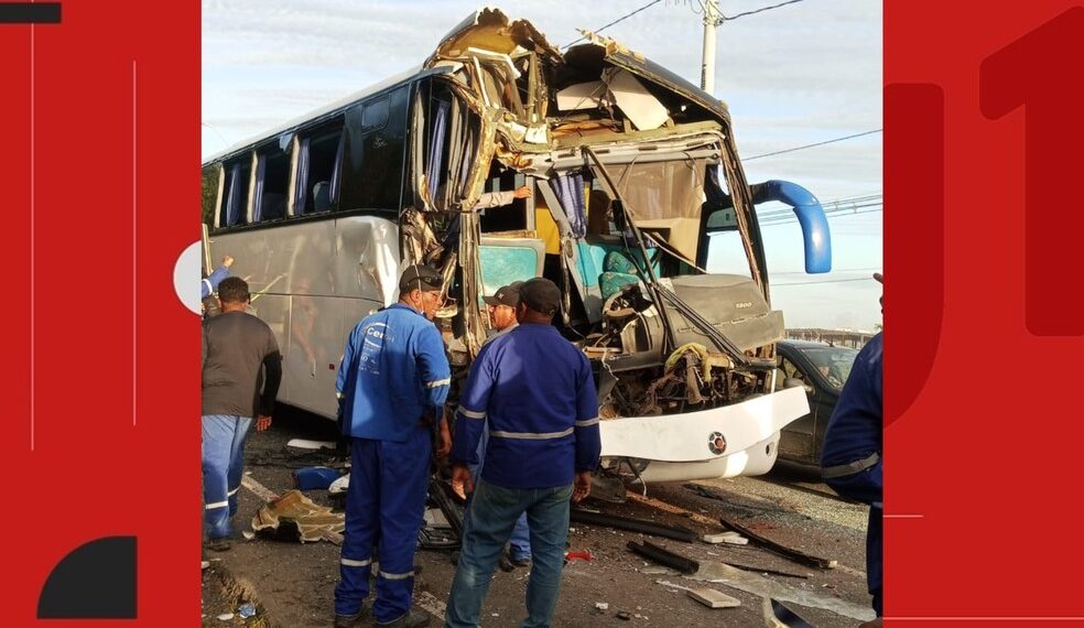 Batida entre ônibus e caminhão deixa 17 trabalhadores de empresa que presta serviço para BYD feridos; duas pessoas estão em estado grave
