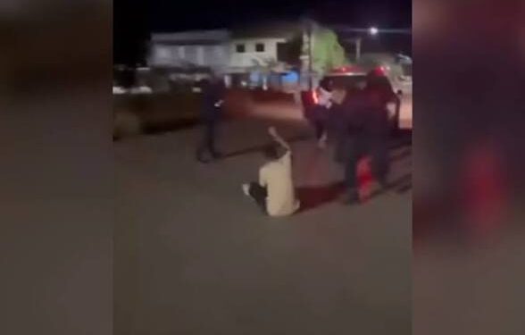 Jovem tem traumatismo craniano após receber ‘mata-leão’ e golpes de cassetetes em abordagem na Bahia