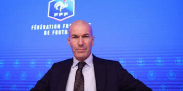 França anuncia Zinédine Zidane como novo técnico da seleção