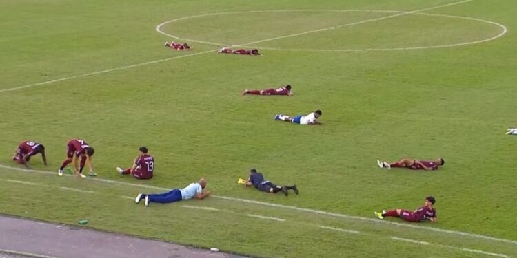 Enxame de abelhas invade estádio e interrompe partida de futebol na Bahia