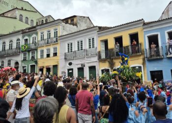 Multidão toma as ruas de Salvador em celebração aos 203 anos da Independência da Bahia