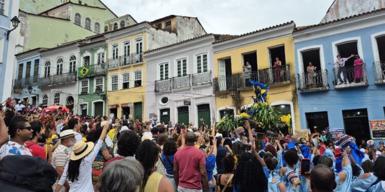 Multidão toma as ruas de Salvador em celebração aos 203 anos da Independência da Bahia