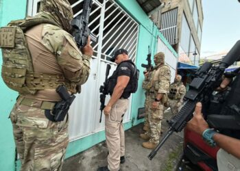 Mais de 20 pessoas são presas durante operação contra facções criminosas que atuam de dentro do sistema prisional na BA