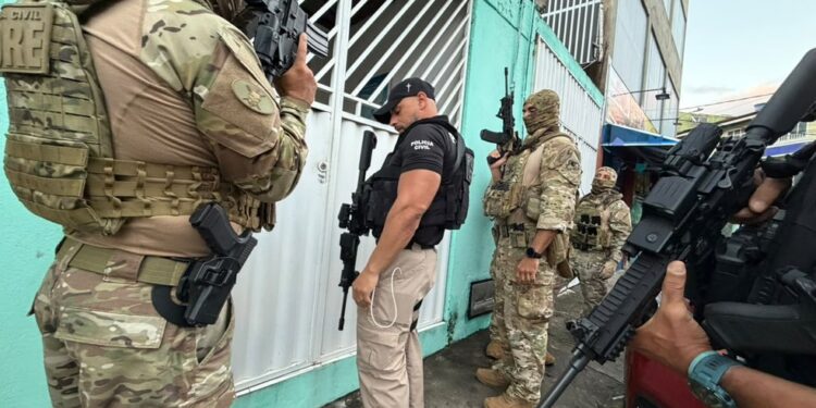 Mais de 20 pessoas são presas durante operação contra facções criminosas que atuam de dentro do sistema prisional na BA