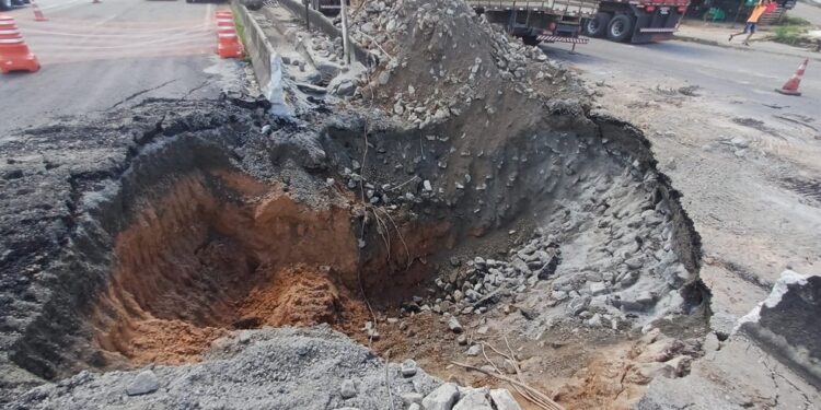 Nova cratera faz PRF voltar a interditar trecho da BR-324 no sentido Feira de Santana