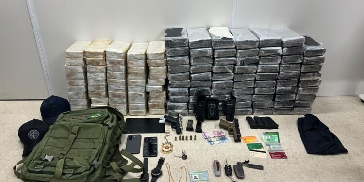 Policial militar e estudante de direito são presos com mais de 100 kg de drogas em estacionamento de shopping de Salvador
