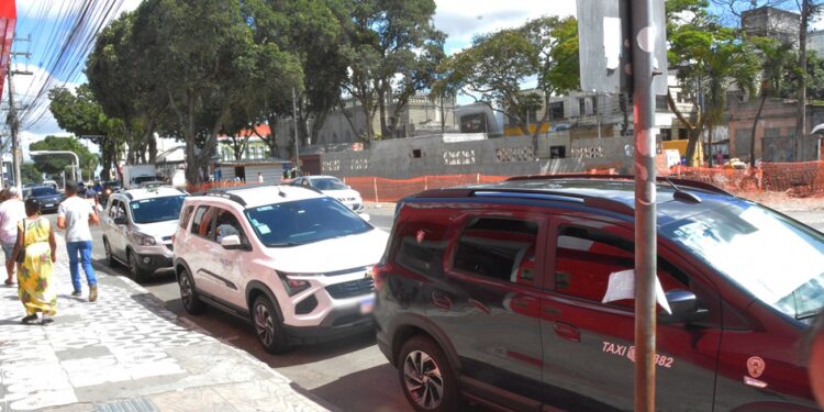 Semob realiza vistoria bienal da frota de táxis de Feira de Santana