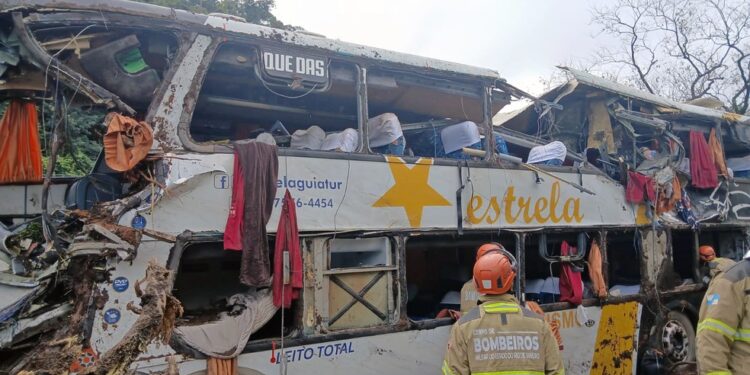 Acidente de ônibus em Petrópolis: veja o que se sabe sobre tombamento que deixou 10 mortos