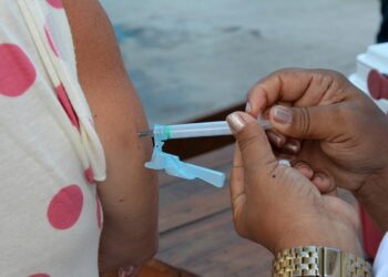 Vacinação antirrábica humana é descentralizada para unidades do Saúde na Hora