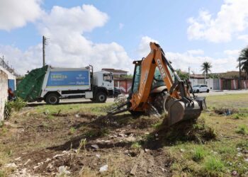 Prefeitura de Feira inicia construção de praça e anuncia pavimentação asfáltica no Parque Sabiá