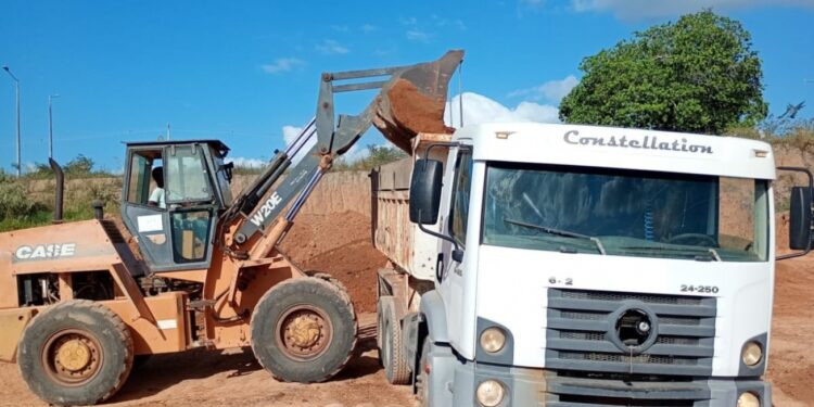Fiscalização ambiental apreende caçambas e retroescavadeira durante ação na Lagoa Salgada