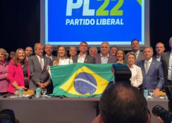Flávio Bolsonaro anuncia deputado Alfredo Gaspar como vice na chapa dele à Presidência