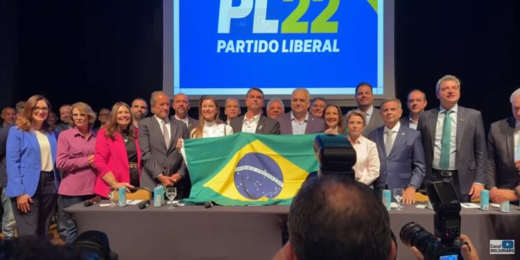 Flávio Bolsonaro anuncia deputado Alfredo Gaspar como vice na chapa dele à Presidência