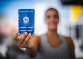 Desemprego cai para 5,3% no trimestre até julho, e número de pessoas ocupadas bate recorde histórico