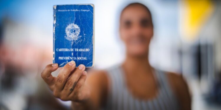 Desemprego cai para 5,3% no trimestre até julho, e número de pessoas ocupadas bate recorde histórico