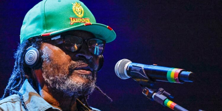 Cantor Edson Gomes é internado em UTI de hospital na Bahia após passar mal depois de show