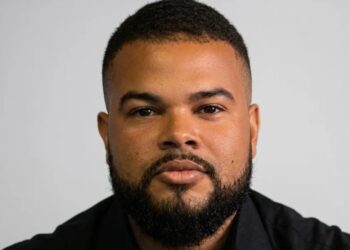 Homem é encontrado morto dentro de carro com adesivos de empresa de proteção veicular em Salvador