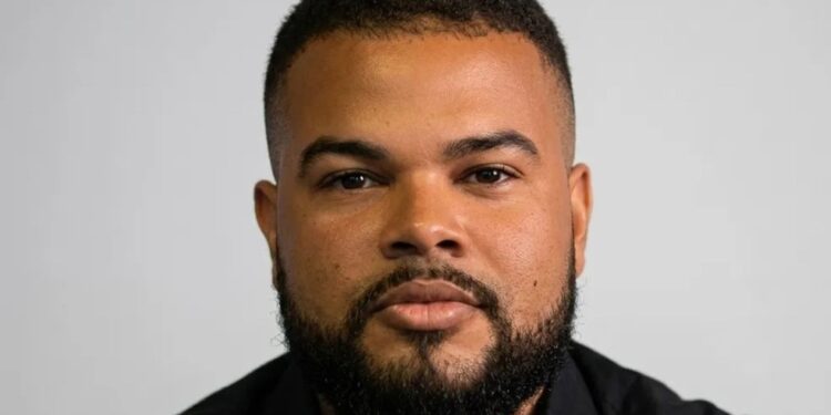 Homem é encontrado morto dentro de carro com adesivos de empresa de proteção veicular em Salvador
