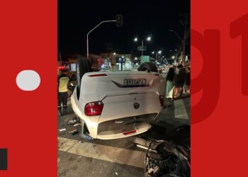 Ex-policial militar atropela motos e carro parados em semáforo e deixa feridos na Bahia