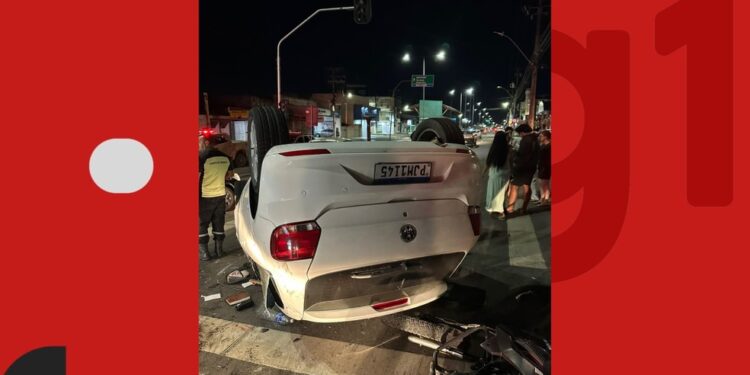 Ex-policial militar atropela motos e carro parados em semáforo e deixa feridos na Bahia