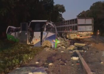Acidente entre micro-ônibus e carreta deixa 23 mortos e cinco feridos no Paraná