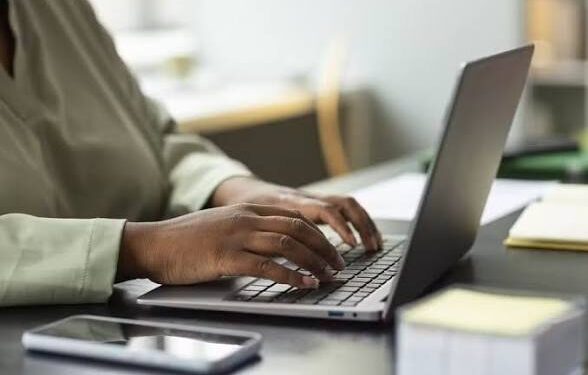 Professora relata trauma após ter imagem usada em vídeos pornôs criados por IA na Bahia: ‘Faltou ar, faltou chão’