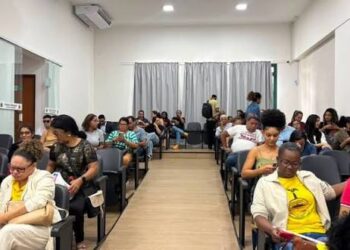 APLB realiza mobilização na Câmara durante paralisação de professores em Feira de Santana