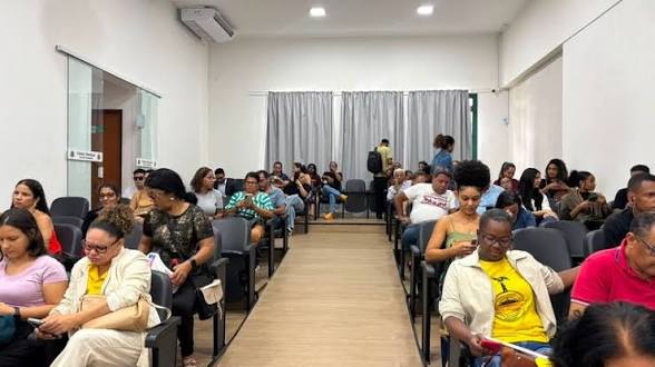 APLB realiza mobilização na Câmara durante paralisação de professores em Feira de Santana