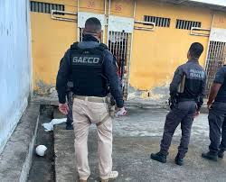 Policial penal é preso em operação que investiga entrada ilegal de celulares em presídio de Feira de Santana