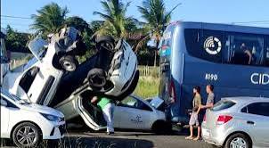 Engavetamento entre carreta, carros e ônibus interdita parcialmente BR-324 em Feira de Santana