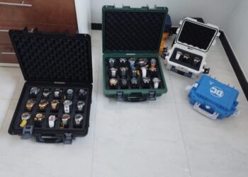 Operação contra grupo criminoso apreende 64 relógios de luxo em imóvel ligado a suspeito na Bahia