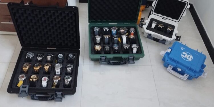 Operação contra grupo criminoso apreende 64 relógios de luxo em imóvel ligado a suspeito na Bahia