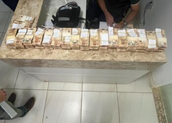 Mais de 1,3 milhão encontrado em mala de carro na BA era transportado para outro estado e seria entregue a intermediário