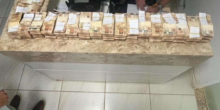 Mais de 1,3 milhão encontrado em mala de carro na BA era transportado para outro estado e seria entregue a intermediário