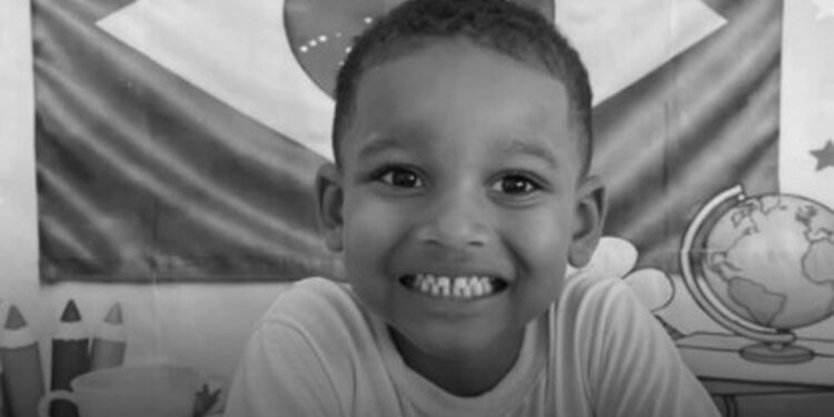 Menino de 4 anos morre após ser atropelado por carro enquanto brincava na porta de casa na Bahia