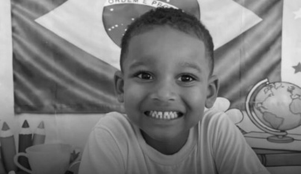 Menino de 4 anos morre após ser atropelado por carro enquanto brincava na porta de casa na Bahia