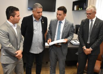 Feira de Santana propõe Bolsa Permanência de R$ 200 para estudantes da EJA
