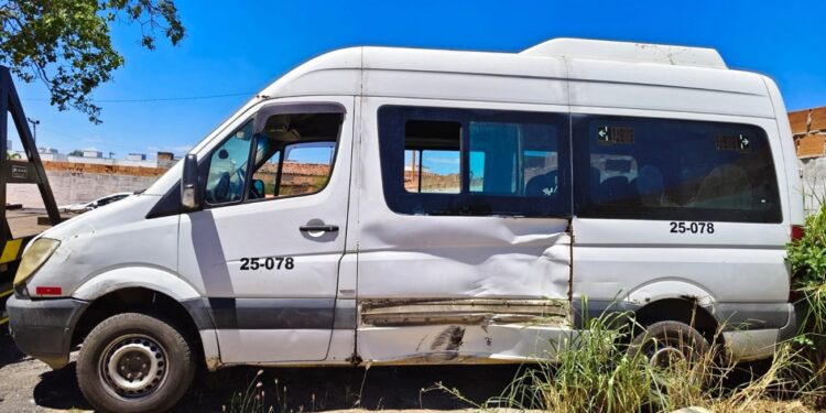 Risco sobre rodas: SMT remove veículo deteriorado que transportava passageiros em Feira de Santana