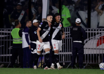 Vasco vence Santa Fe e avança à semifinal da Sul-Americana