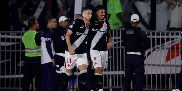 Vasco vence Santa Fe e avança à semifinal da Sul-Americana