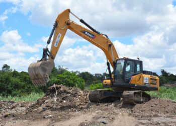 Requalificação da Lagoa Salgada avança com limpeza de resíduos retirada de construções irregulares