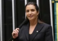 Deputada Roberta Roma recebe atendimento médico após sentir dor no peito em campanha