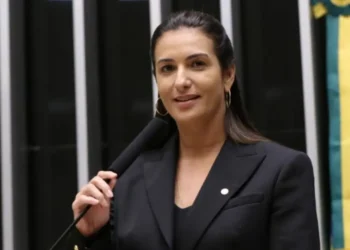 Deputada Roberta Roma recebe atendimento médico após sentir dor no peito em campanha