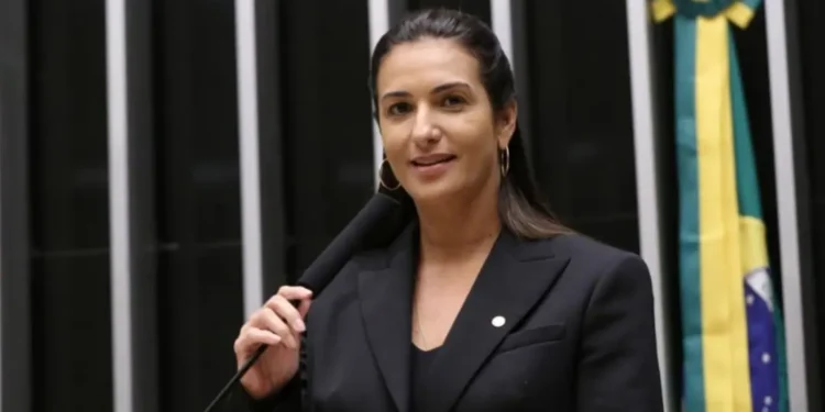 Deputada Roberta Roma recebe atendimento médico após sentir dor no peito em campanha